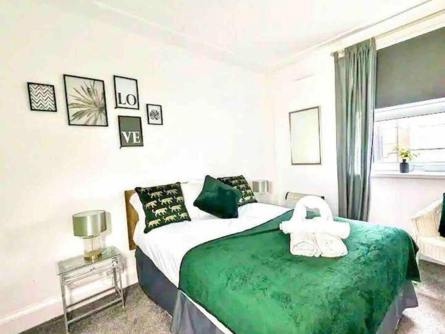 Apartment Meadows Court - Wyndale Living - Mansion Style Birmingham